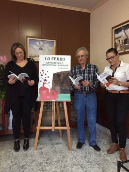 Autoridades municipales Presdiente Alcalddesa Fina Marín y Concejala de Cultura Teresa Roca y autor Juan MIguel Roca invitando a la lectura